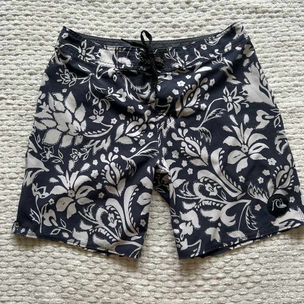 Quicksilver Highline swim trunks. size 29. Navy’s/white print 17 inch length